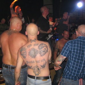 Neonazi-Punk-Rücken-Tattoo mit "Keltenkreuz" auf einem rechten OI Konzert.