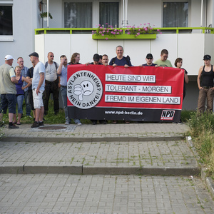 NPD-Kundgebung gegen die geplante Unterkunft für Asylsuchende in Marzahn-Hellersdorf.
