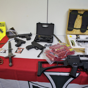 Auf einer Pressekonferenz im Dortmunder Polizeipräsidium präsentiert der Polizeipräsident Norbert Wesseler einen kleinen Teil der beschlagnahmten Gegenstände. Darunter auch scharfe Waffen und rund 1000 Schuss scharfe Munition.