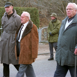 Reinhold Leidenfrost (vorne rechts) im November 2003 auf einem Neonazi-Aufmarsch in Halbe (Brandenburg).