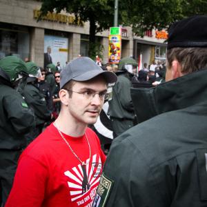 Sebastian Schmidtke wird am 14. Mai 2011in Berlin- Kreuzberg die vorzeitige Auflösung seiner Demonstration mitgeteilt.