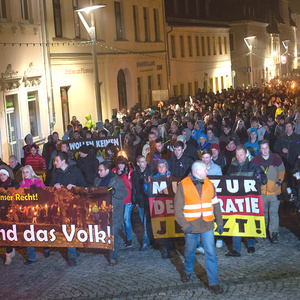 16. November 2013: Fackelmarsch von 1.500 Neonazis und Bürger_innen gegen die Unterbringung von Flüchtlingen in der ehemaligen Jägerkaserne in Schneeberg.