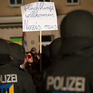 Gegen den Fackelmarsch rief die “Initiative sächsischer Antifa- und Antira-Gruppen” (ISAAG) zu einer Demonstration auf. Unter dem Motto “Refugees welcome! – Gegen den rassistischen Mob in Schneeberg und überall!” zogen über 600 Menschen vom Ortsteil Neustädtel ins Zentrum von Schneeberg.