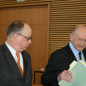 Der frühere Innenstaatssekretär Michael Lippert (r.) mit Anwalt (l.) vor dem Thüringer NSU-Untersuchungsausschuss.