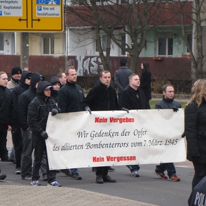Die neuen NPD-Mandatsträger im Landkreis Wittenberg: Torsten Escherich (3. v.l. am Transparent) und Danilo Wessel (4. v.l.) bei einem Neonaziaufmarsch 2013 in Dessau-Roßlau.