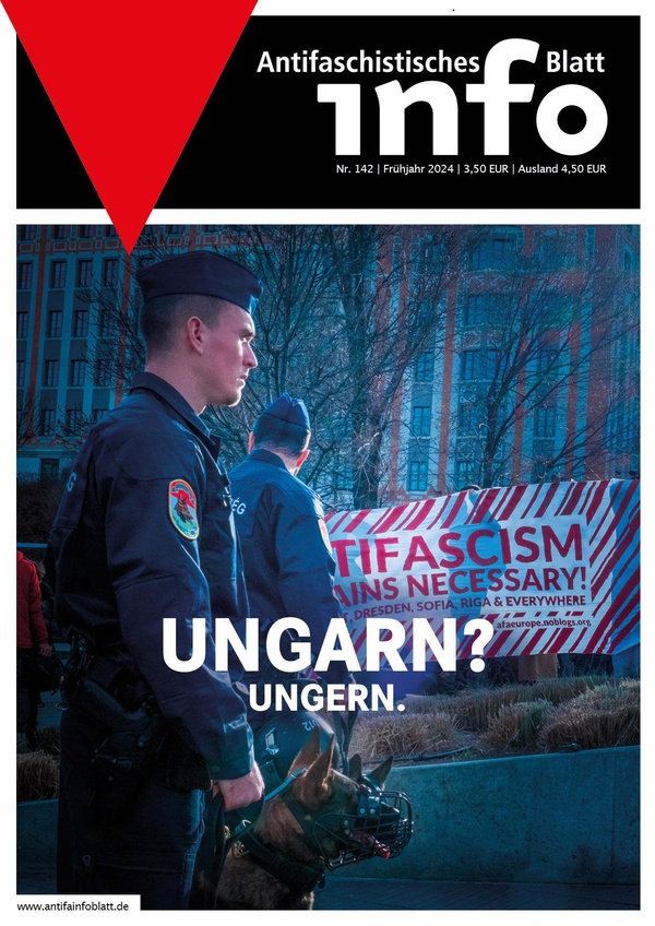 Ungarischer Polizist mit Hund beobachtet eine antifaschistische Demo.