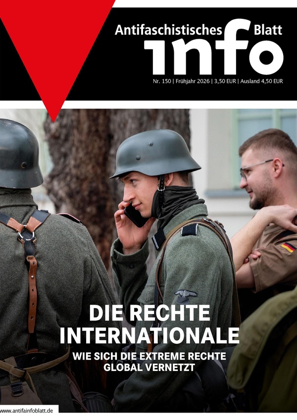 Als Wehrmachtssoldaten verkleidete Neonazis. Einer telefoniert mit einem Handy.