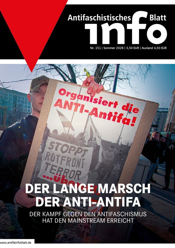 Titelblatt AIB 151 Ein Neoanzis hält ein Antri-Antifa Plakat