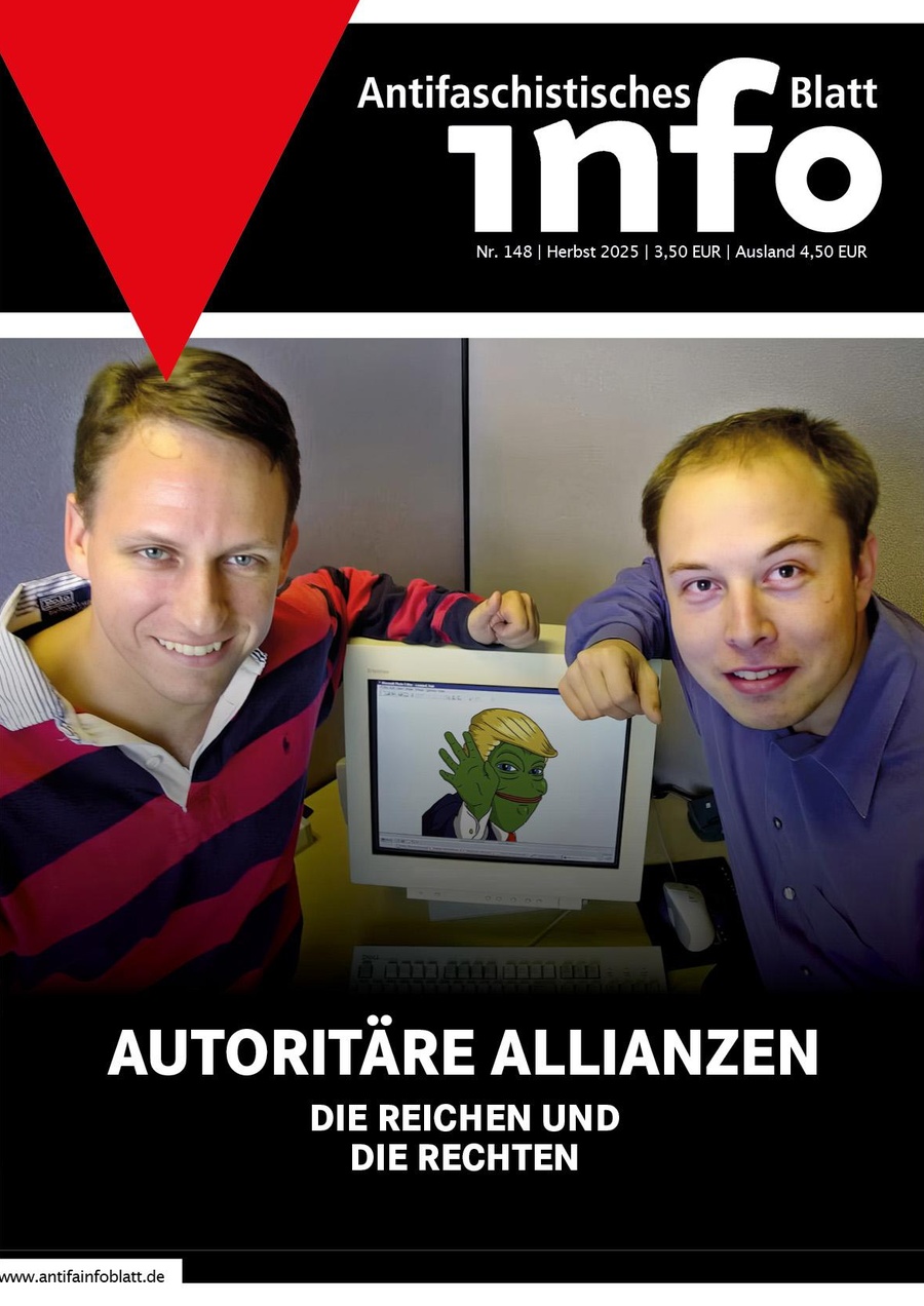 Thiel und Musk lächeln. In ihrer Mitte zeigt ein Bildschirm Trump als Frog Meme.