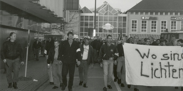 Der Neonazi Peter Schlappal (links neben dem Transparent) als Ordner einer Neonazi-Versammlung. 