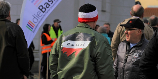 Die Schnittmengen der Partei „dieBasis“ zur extremen Rechten zeigen sich nicht nur in der Teilnahme an den gleichen Versammlungen, wie hier am 18. März 2023 im brandenburgischen Seelow. (Foto: Pressefuchs Brandenburg)