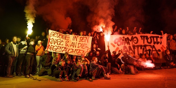 Antifas drücken mit Bengalos und Transparenten ihre Solidarität aus