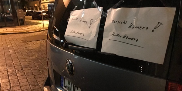 Zettel überkleben verdeckte Videoüberwachung in auf einer Autoscheibe in Leipzig-Connewitz.