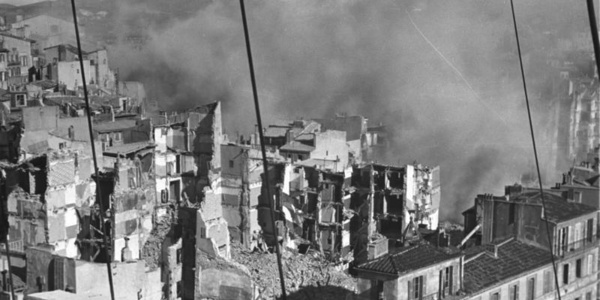 Abbildung: Sprengungen nahe des Hafens von Marseille, Februar 1943