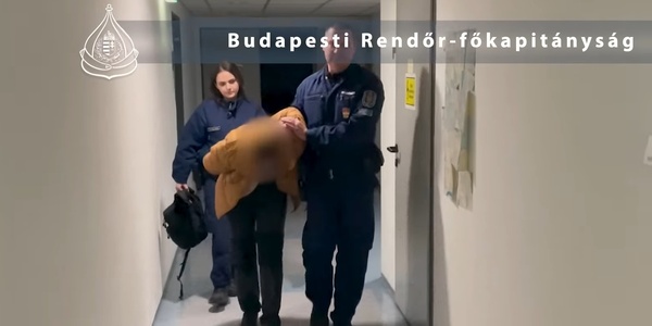 Ein festgenommener Antifa wird für einen Videoclip vorgeführt.