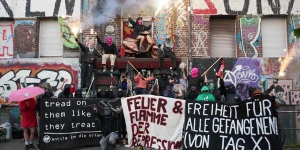 Antifas zeigen in einem Gruppenfoto Solidarität