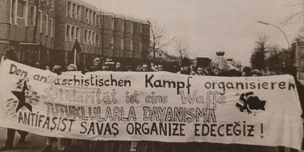 Deutsch-türkisches Antifa-Transparent der 1990er Jahre