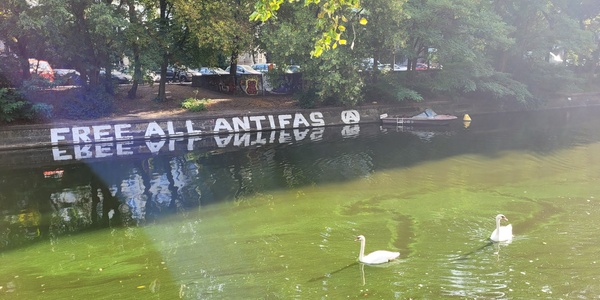 Sprüherei: Free all Antifas