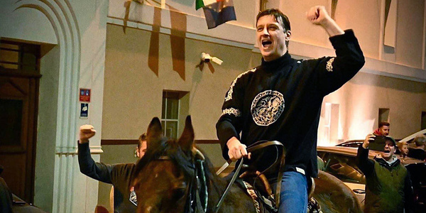 György Budaházy reitet nach seiner Freilassung davon - Screenshot: Polgári Mulato / Facebook