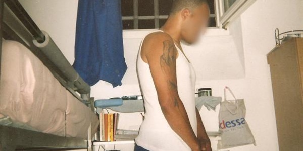 Person steht in einer Gefängniszelle