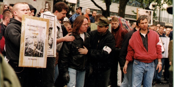 Bernd Schöppe (mit Bart) und Hans-Robert Klug (mit Mütze) bei dem Versuch bei einer anderen Demonstration Meinhard Otto E. aus Bielefeld zu beruhigen.