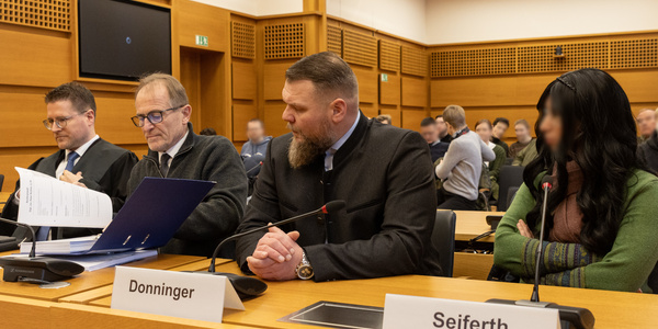 Sabrina Seiferth und Alexander Donninger vertreten die „Artgemeinschaft“ vor Gericht.
