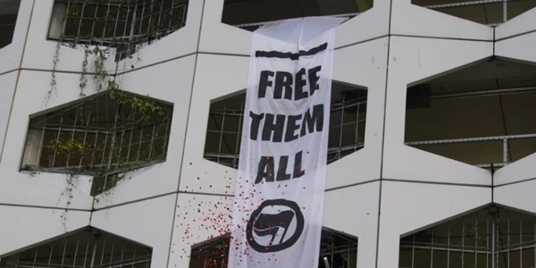 Solidaritätstransparent für die Angeklagten.