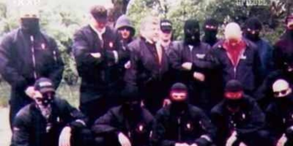 Die SSS posiert vermummt.