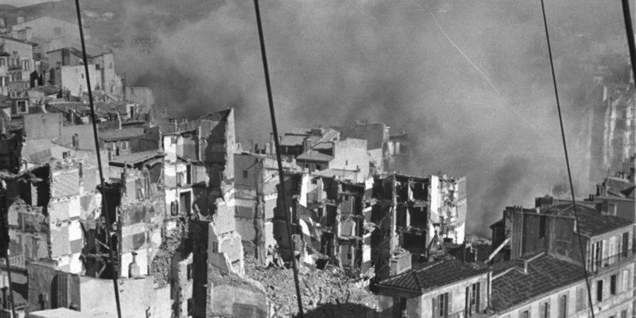 Abbildung: Sprengungen nahe des Hafens von Marseille, Februar 1943