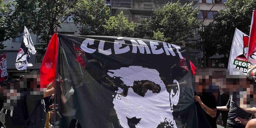 Slogan: "Clément ist präsent" in französisch auf einem Transparent.