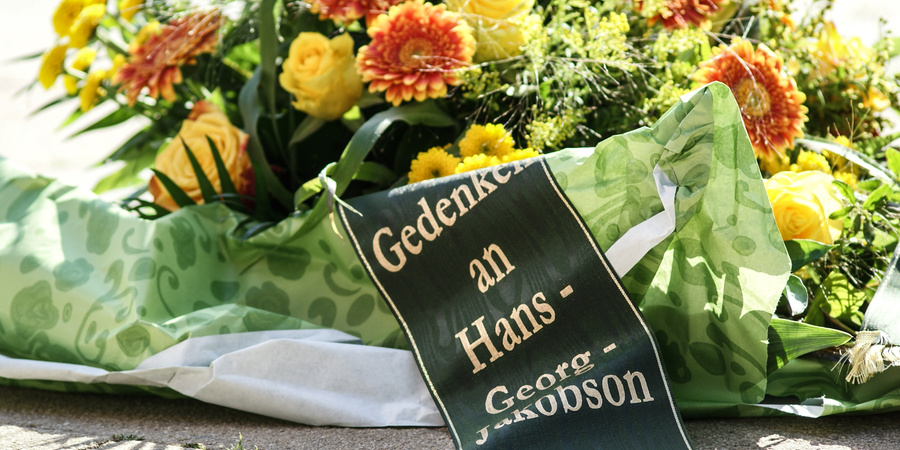 Gedenkkranz für den von Neonazis ermordeten Hans-Georg Jakobson.