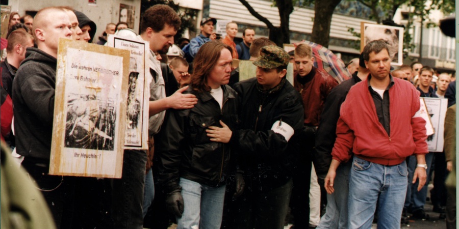 Bernd Schöppe (mit Bart) und Hans-Robert Klug (mit Mütze) bei dem Versuch bei einer anderen Demonstration Meinhard Otto E. aus Bielefeld zu beruhigen.