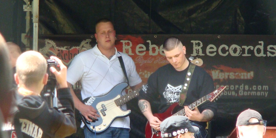 Alexander Schwarz am Bass bei der westsächsischen RechtsRock-Band „White Resistance“
