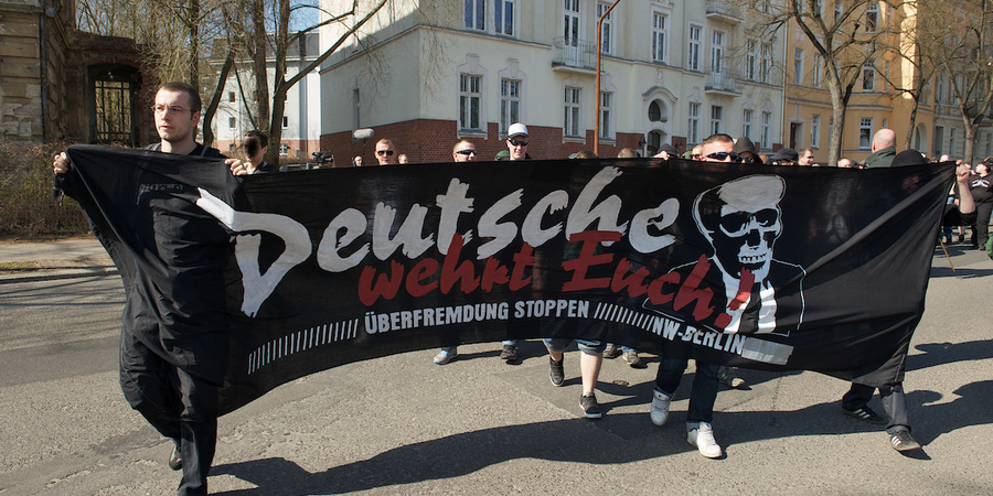 Sebastian Thom (links) im März 2012 auf einer NPD-Demonstration in Frankfurt/Oder mit einem Transparent von "nw-berlin".