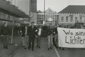 Der Neonazi Peter Schlappal (links neben dem Transparent) als Ordner einer Neonazi-Versammlung. 