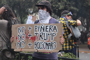 Protestschild gegen Pinera, Trump und Bolsonaro
