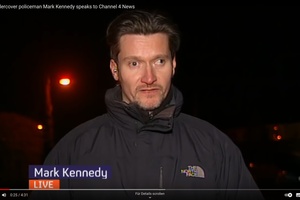 Screenshot: youtube.com/@Channel4News der Mark Kennedy zeigt