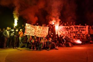 Antifas drücken mit Bengalos und Transparenten ihre Solidarität aus