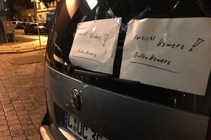 Zettel überkleben verdeckte Videoüberwachung in auf einer Autoscheibe in Leipzig-Connewitz.