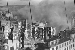 Abbildung: Sprengungen nahe des Hafens von Marseille, Februar 1943