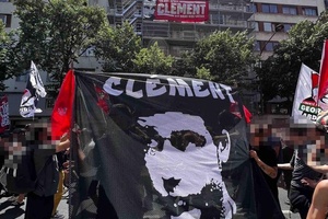 Slogan: "Clément ist präsent" in französisch auf einem Transparent.