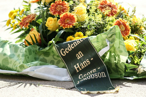 Gedenkkranz für den von Neonazis ermordeten Hans-Georg Jakobson.