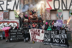 Antifas zeigen in einem Gruppenfoto Solidarität
