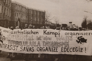 Deutsch-türkisches Antifa-Transparent der 1990er Jahre