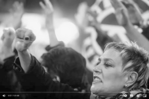 Protest: Frau streckt Faust in die Luft