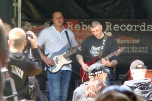 Alexander Schwarz am Bass bei der westsächsischen RechtsRock-Band „White Resistance“