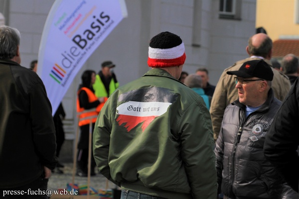 Die Schnittmengen der Partei „dieBasis“ zur extremen Rechten zeigen sich nicht nur in der Teilnahme an den gleichen Versammlungen, wie hier am 18. März 2023 im brandenburgischen Seelow. (Foto: Pressefuchs Brandenburg)