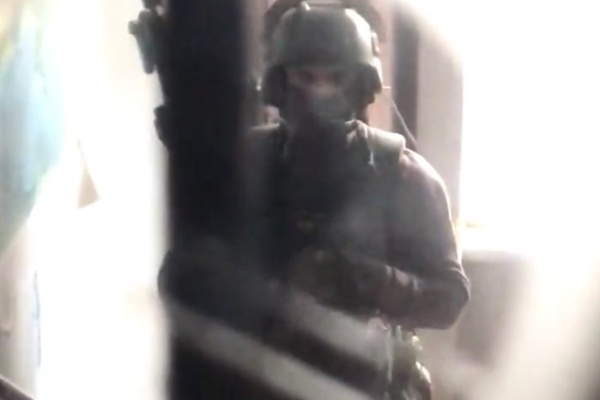 Schwer bewaffneter Polizist