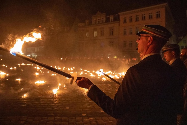 Das Ende des Fackelmarsches auf dem Coburger Marktplatz am Pfingstmontag.