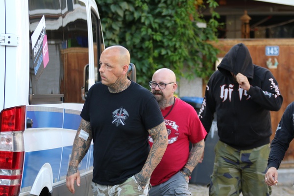 Foto: Die Hammerskins Heiko S., Daniel A. und Daniel O.  (v.l.n.r.) am 8. Juli 2023 in Eisenach.